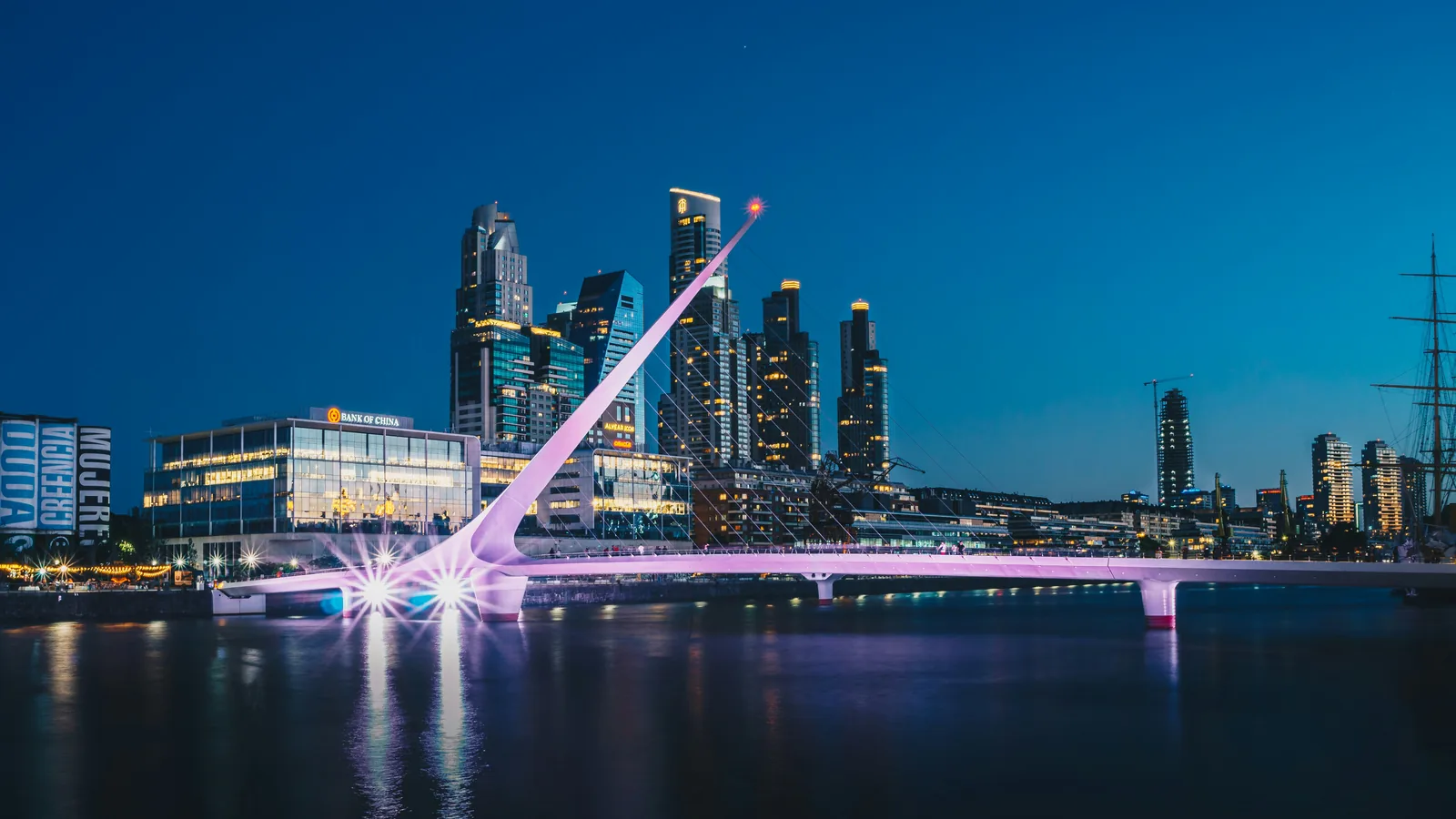 Puente de la Mujer em Puerto Madero, Buenos Aires, ao anoitecer