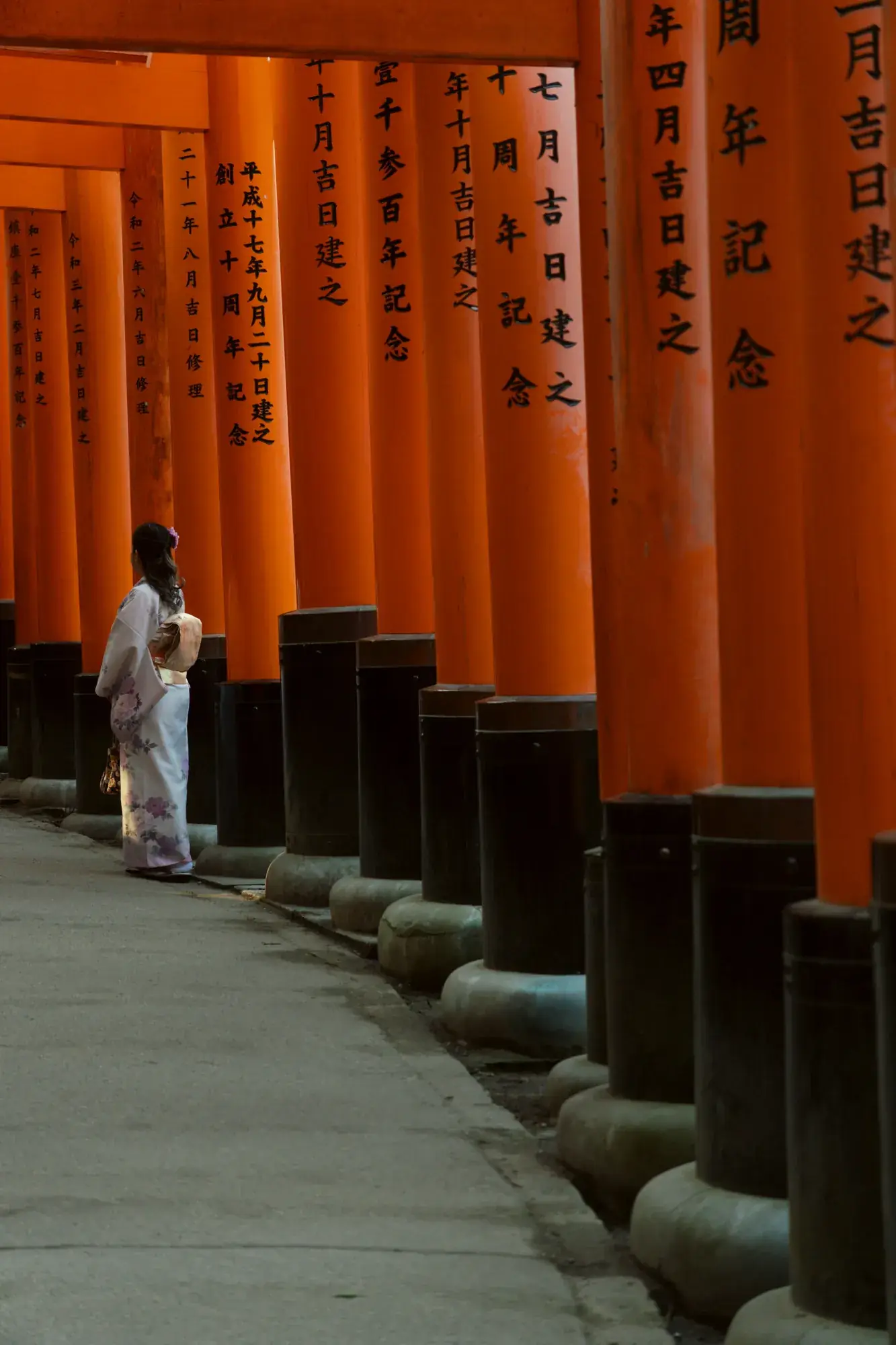 Túnel de torii vermelhos do Santuário Fushimi Inari, em Quioto