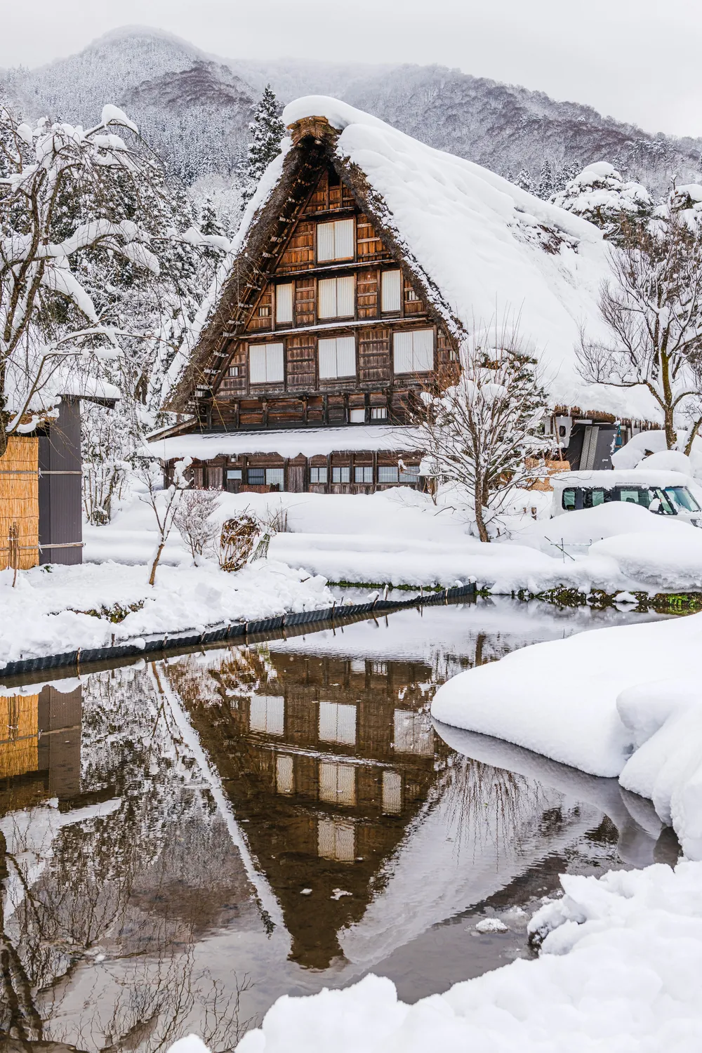 Casas Gassho-zukuri de Shirakawagō cobertas de neve