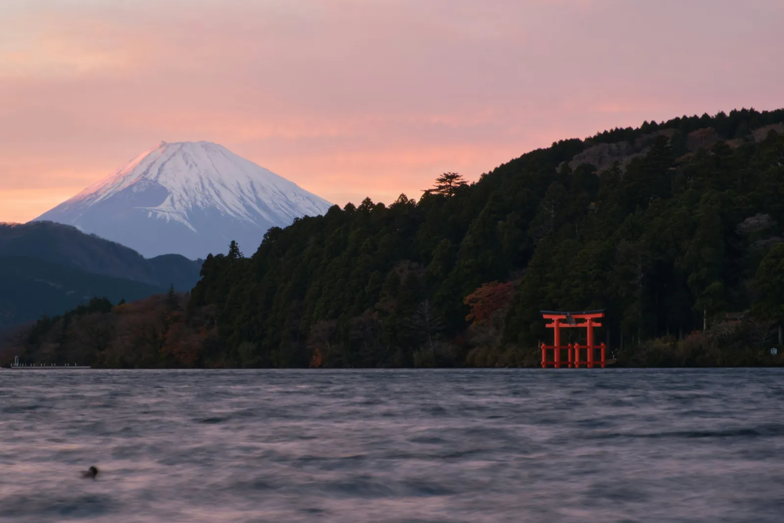 Monte Fuji visto do Lago Ashi, em Hakone, com torii vermelho