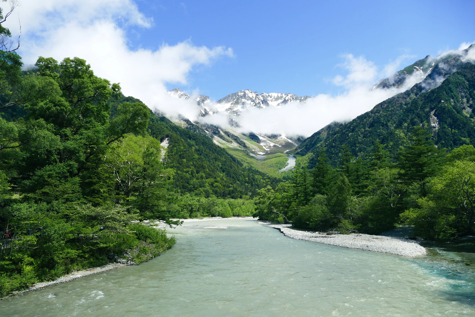 Rio Azusa de águas turquesa e a cordilheira Hotaka nevada, no vale de Kamikochi