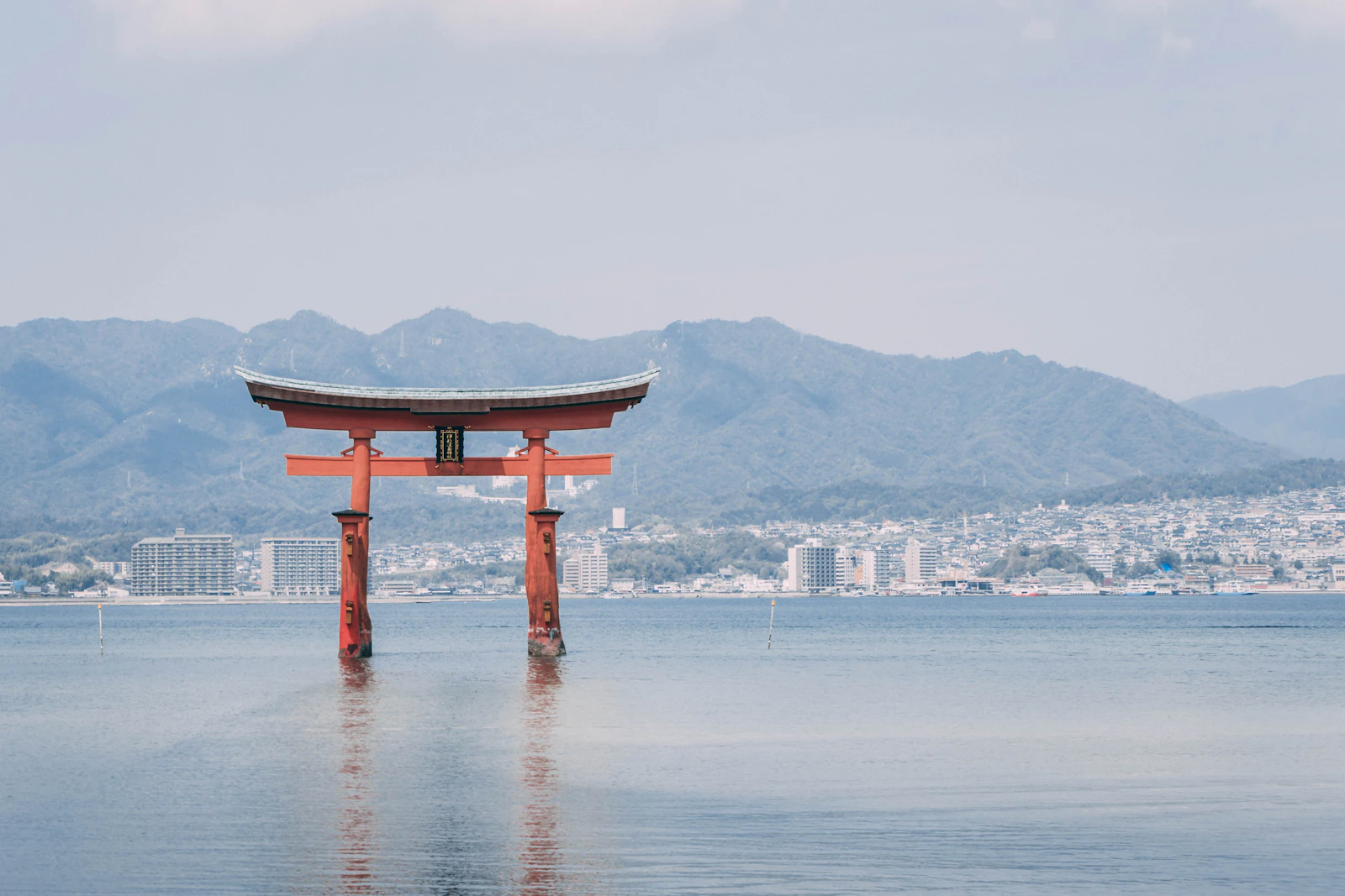 Torii vermelho flutuante do Santuário Itsukushima sobre o mar, em Miyajima