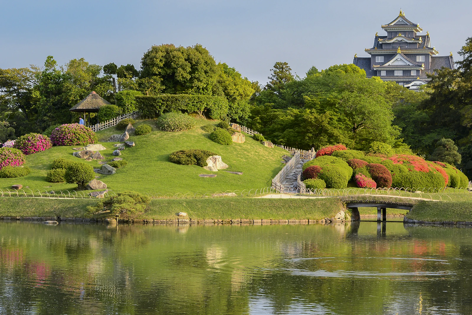 Jardim Kōraku-en com o Castelo de Okayama ao fundo, lago e azáleas em flor