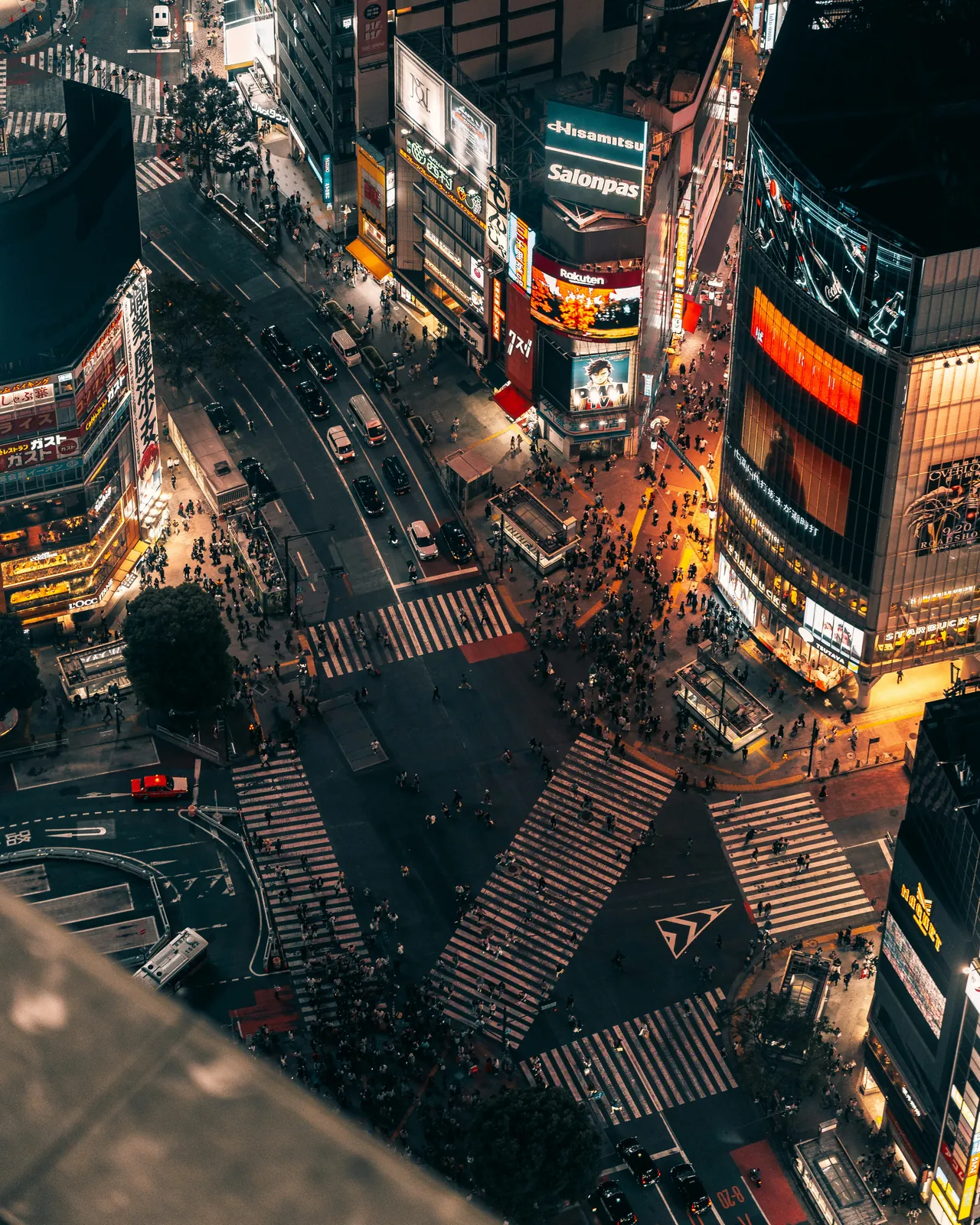Cruzamento de Shibuya iluminado por neon, em Tóquio