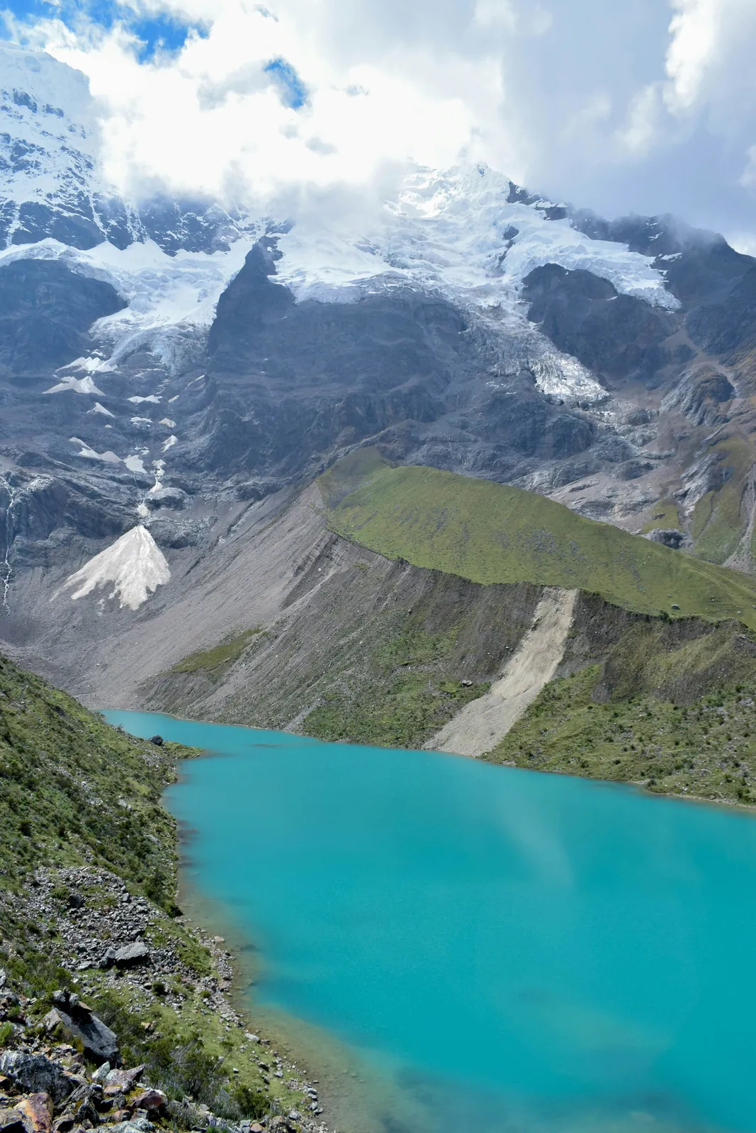 Lagoa glacial Humantay com águas turquesa nos Andes
