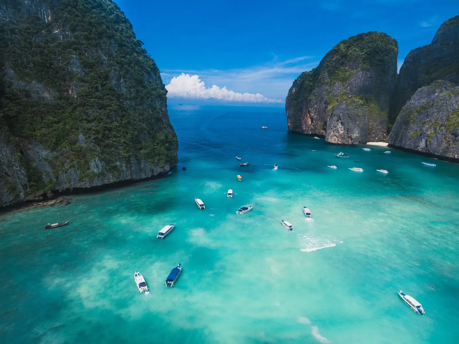 Baía de águas turquesa e falésias de calcário em Phi Phi, Tailândia