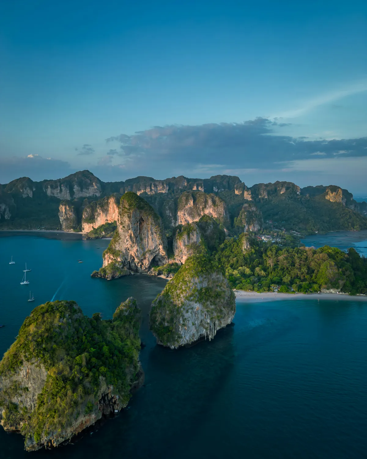 Vista aérea das ilhas do mar de Andaman, Tailândia