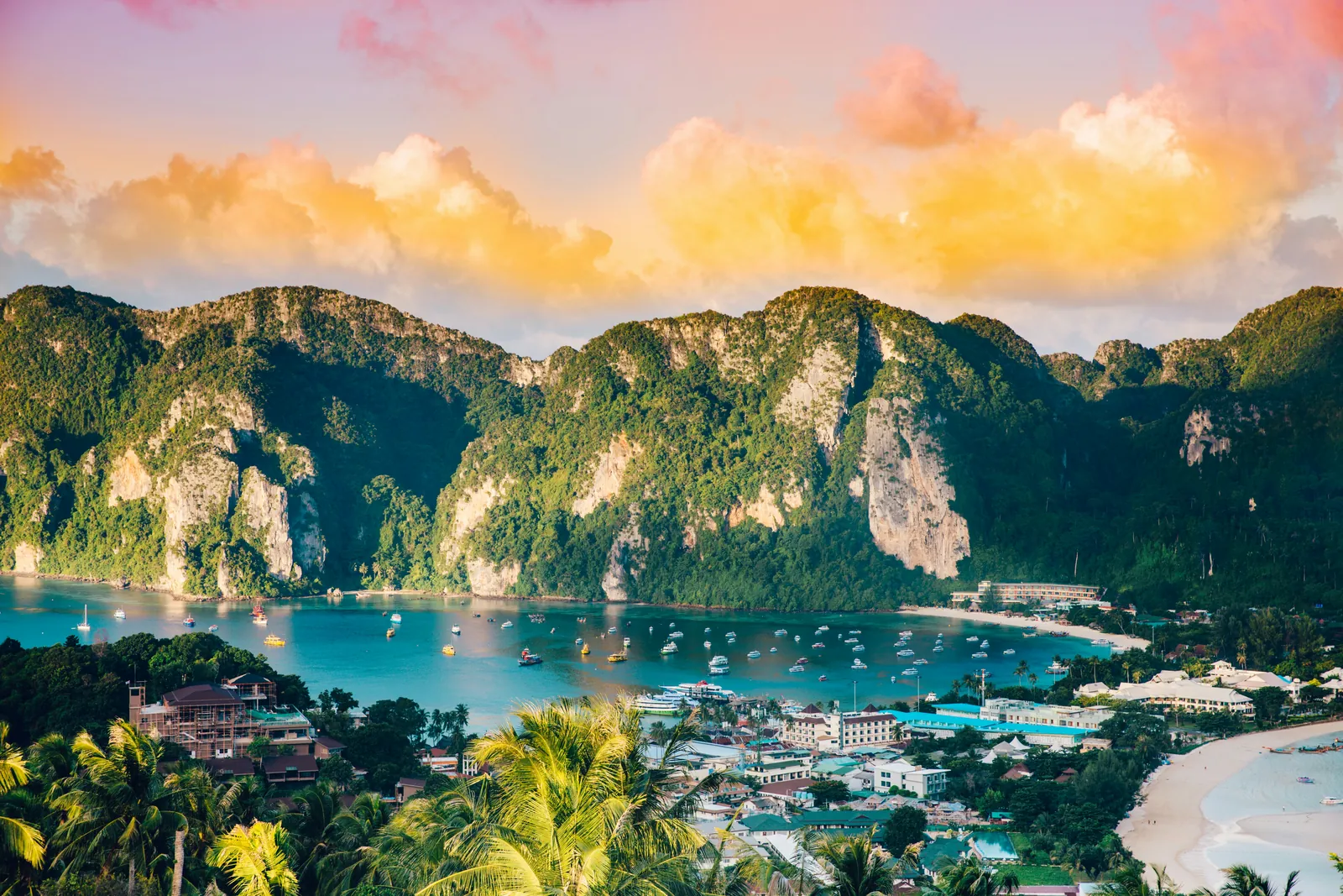 Ilhas Phi Phi ao pôr do sol, Tailândia
