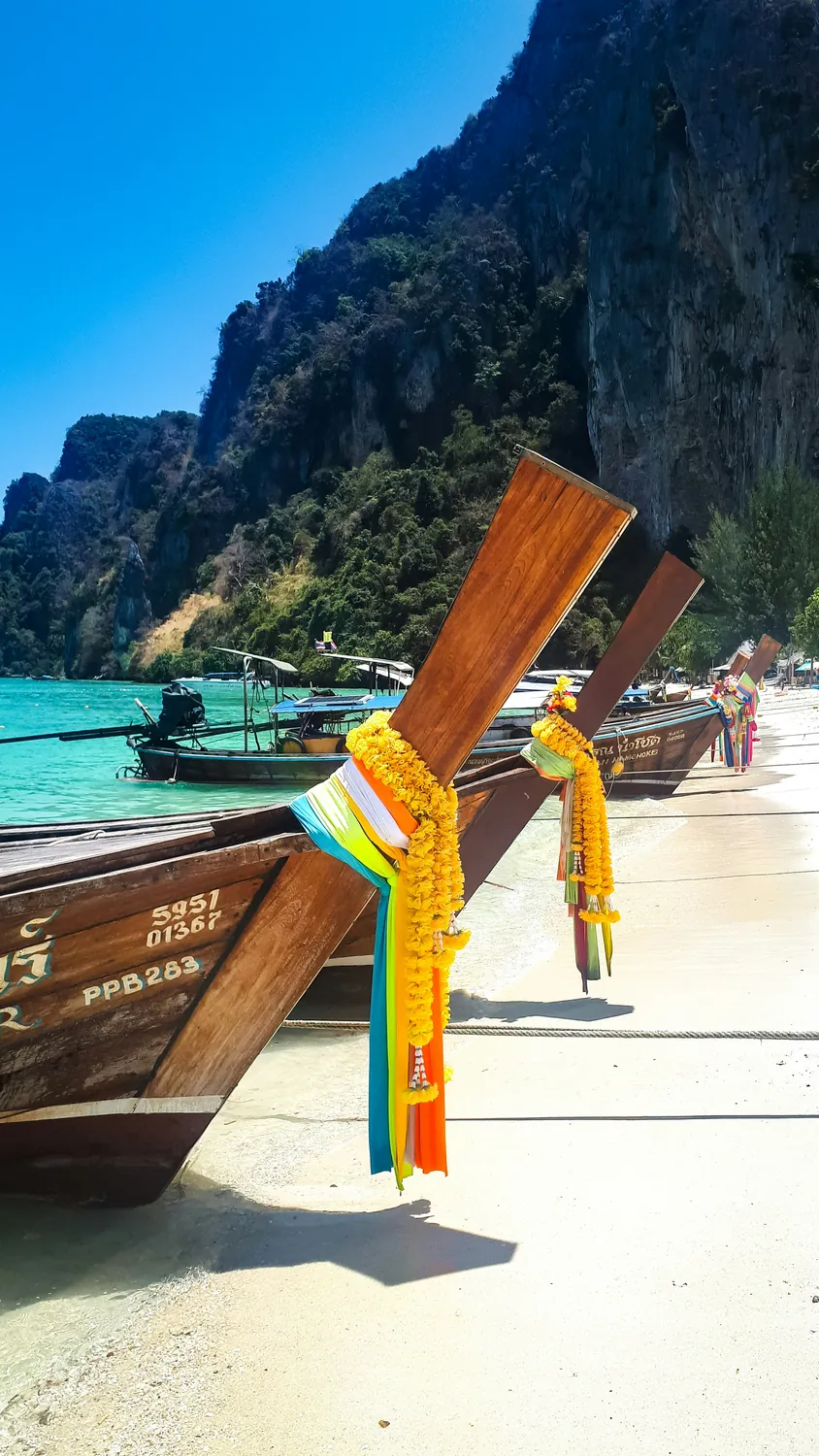 Falésias de calcário e praia em Railay, Krabi, Tailândia